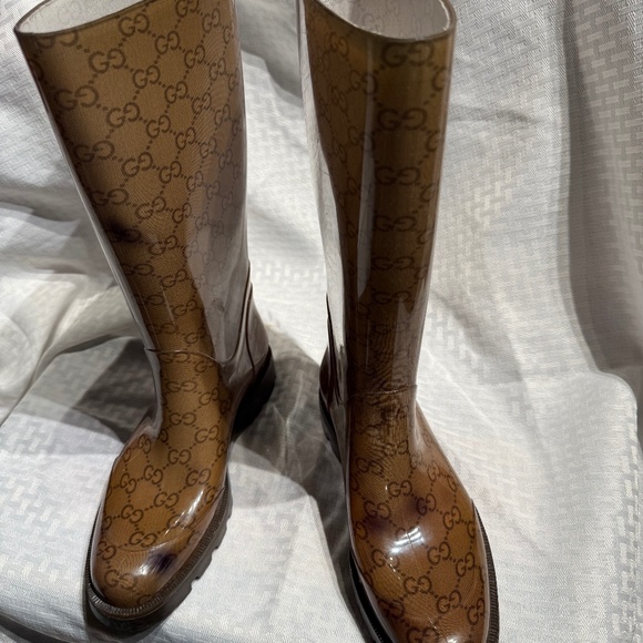 GUCCI MONOGRAM EDINBURGH RUBBER RAIN BOOTS TRANSPARENT COCOA - Picture 1 of 4